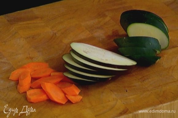 Баклажан, цукини и морковь нарезать наискосок толстыми кружками.