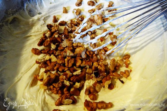 Орешки добавить к масляной массе, тщательно их вмешать. Орехи предварительно можно обвалять в муке, чтобы они равномерно распределились.