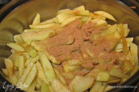 Яблоки порезать соломкой. Положить в кастрюльку,добавить сахар, корицу, воду. Поставить на огонь и варить на среднем огне, пока вся жидкость не испарится.