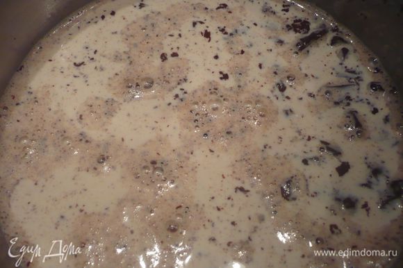 Для ганаша доводим до кипения молоко и сливки и заливаем мелко порезанный шоколад. Даем ему немножко раствориться, примерно полминуты.