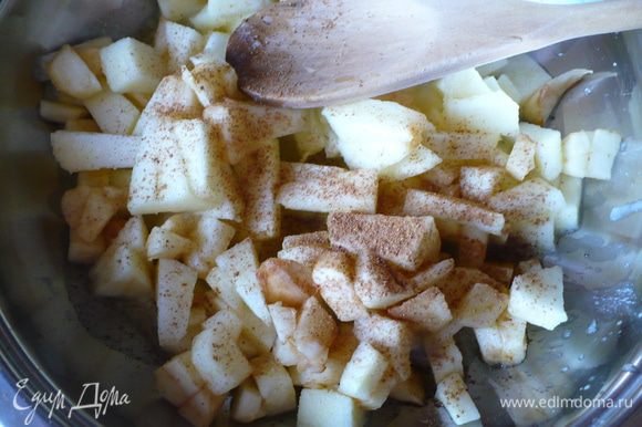 Яблоки почистить и порезать некрупными кусочками. Обжарить яблоки в сливочном масле с добавлением корицы.