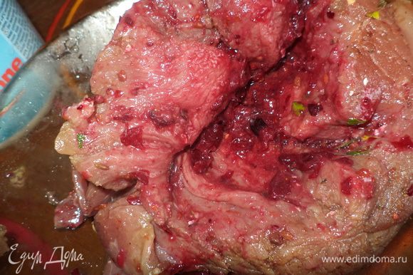 Кусок мяса полностью обмазать раздавленной клюквой и внутри кармана.
