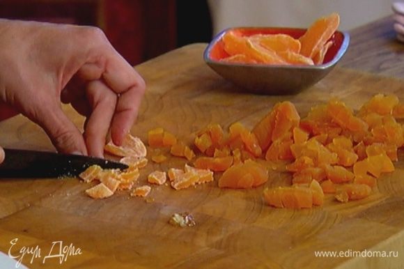 Курагу и цукаты из манго нарезать небольшими кусочками.