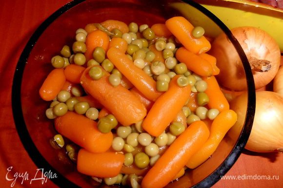 Для вчерашних морковок-носиков для снеговиков я открыла маленькую баночку консервированного микса из морковки и горошка.