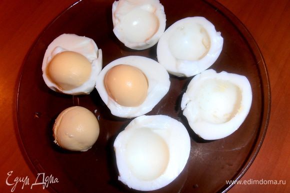 Отвариваем яйца и отделяем желтки от белков.