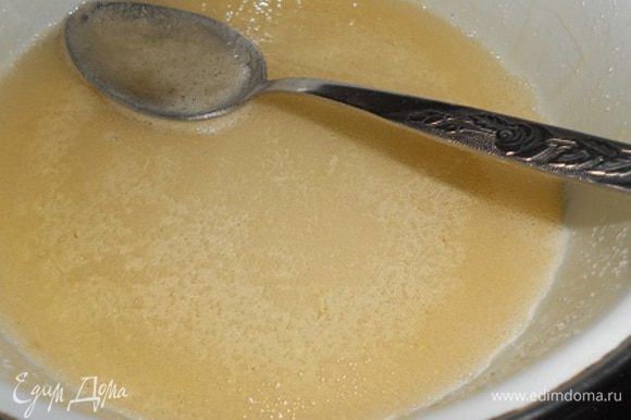 Варим пропитку - смешиваем лимонный сок, оставшийся мед и сахар и варим на среднем огне около 4-5 минут