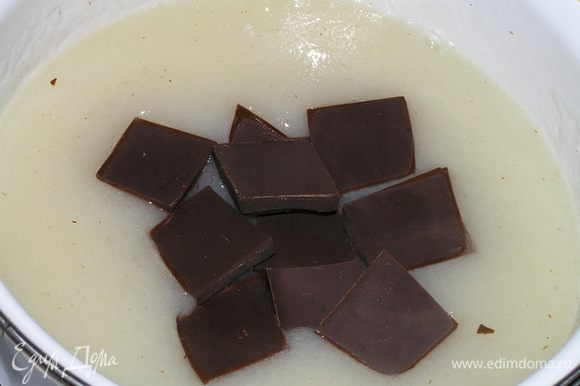 Приготовить крем. Из воды и манки сварить кашу, добавить поломанный на кусочки шоколад, перемешать.