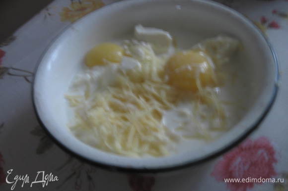 Сыр Фету выложить в миску, размять, добавить яйца и молоко, поперчить, добавить мускатный орех, сыр Пармезан натереть на терке и добавить в смесь.