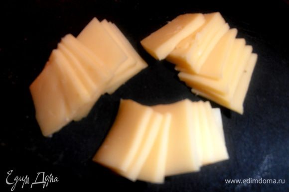 Сыр нарезаем на квадратики по 2см каждый.