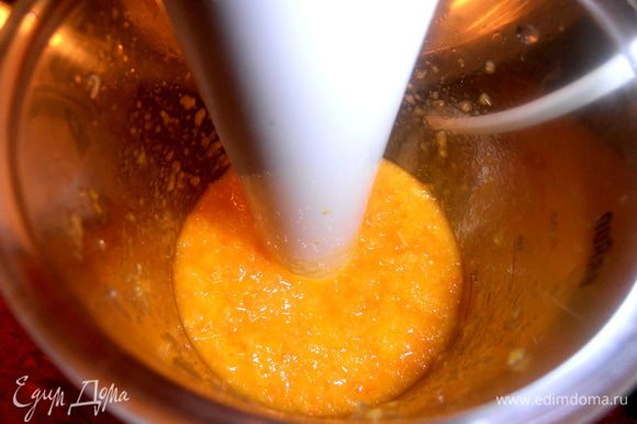 Взбиваем мандарины вместе с кожурой в блендере(или через мясорубку,как написано в рецепте).
