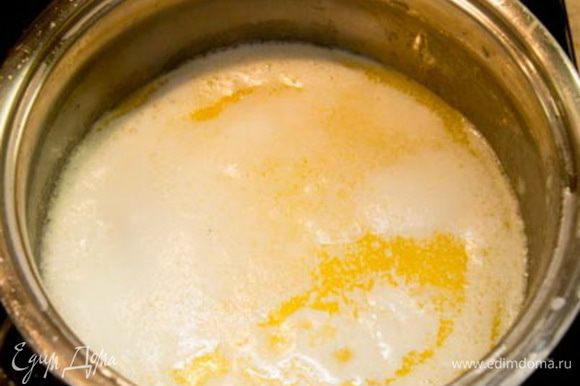 Разогрейте духовку до 200 С. Слегка смажьте противень сливочным маслом, затем вытрите излишки бумажным полотенцем. Смешайте в кастрюле воду, молоко, сахар, соль, сливочное масло.