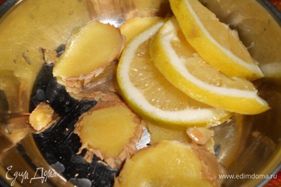Для начала в мисочку нарезать пластиночками имбирь и 3 дольки лимона - остальной лимон кладем в уже готовый глинтвейн.
