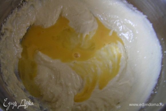 Влить оставшиеся яйца и взбивать 8-10 минут.