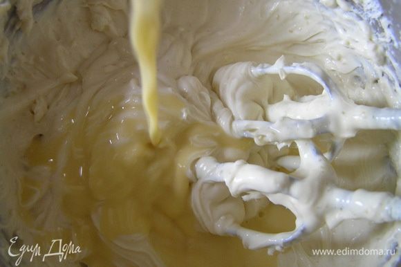 постепенно вливая приготовленную молочно-желтковую смесь с желатином,