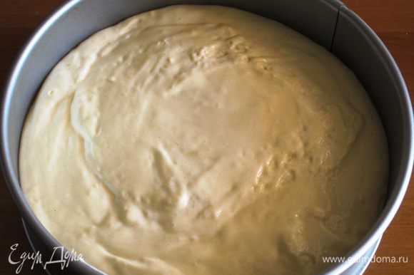 Выложить тесто и выпекать в разогретой до 180 °С духовке на нижнем уровне 35-40 минут.