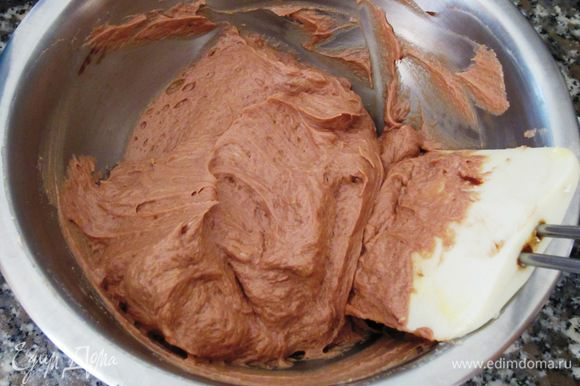 Шоколад растопить на водяной бане, охладить и ввести в 1/2 часть крема.
