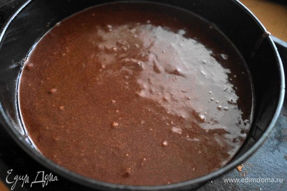 Форму для выпечки чуть-чуть смазать растительным маслом и вылить тесто, разровнять, поставить выпекать в разогретую до 170 градусов духовку, примерно на 1 час. Дать остыть, не снимая форму.
