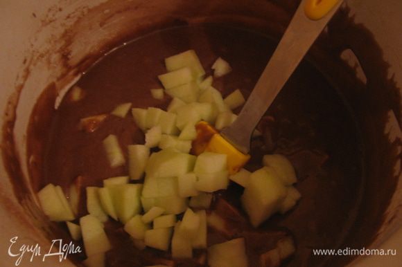 Яблоки почистить, порезать мелкими кубиками и вмешать в тесто.