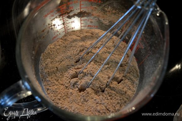 Разогреть духовку до 160 гр. В квадратную форму выложить фольгу для выпечки. Смешать муку, какао, пищевую соду и соль.