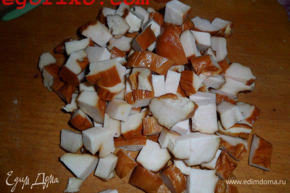 Куриную грудку нарезаем крупными кубиками, сыр полосками (вы можете нарезать как вам угодно) и болгарский перец крупными кубиками.
