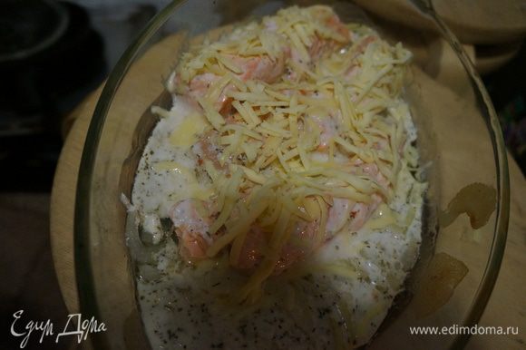 Через 15 минут снять фольгу, рыбу посыпать тертым сыром сыром и еще на 5-7 минут под гриль или на температуру 200 гр.
