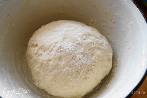 Яйца взбиваем, добавляем размягченное сливочное масло, добавляем соль, разрыхлитель, муку (постепенно) и замешиваем эластичное тесто, которое не будет прилипать к рукам.