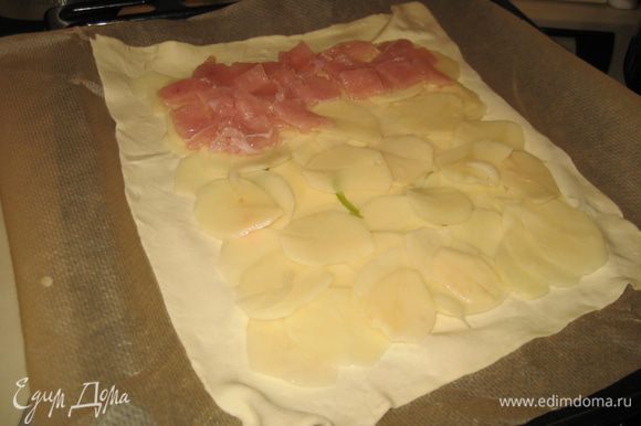 тонко нарезать картофель, лук, и мясо.
