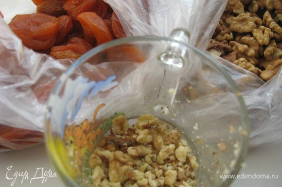 рис отварить в подсоленной воде минут 5 до полу-готовности, грецкие орехи растолочь (скалкой в кружке), духовку разогреть до 180 гр.