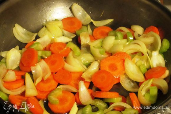 Вглубокой сковороде разогреть 4 ст.л. оливкового масла и обжарить овощи на слабом огне 4 - 5 мин.,постоянно помешивая.