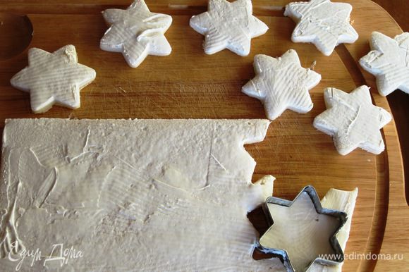 На хлеб тонким слоем намазать сливочный сыр и формочкой для печенья вырезать звёздочки.