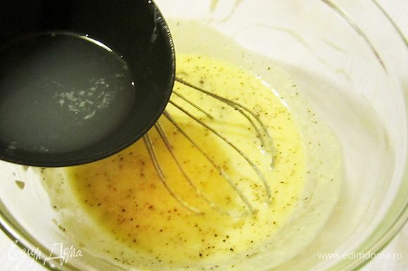 Немного добавьте бульона от варки спагетти и продолжайте взбивать. Затем снова добавьте в смесь сыр и немного (2 ст. л.) оливкового масла, не переставая взбивать, долейте еще немного бульона. Сыр должен раствориться.