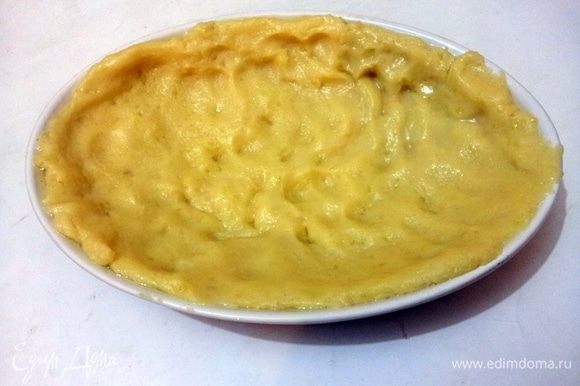 В форму или в формочки для маффинов выложить картофельное пюре, формируя бортики.