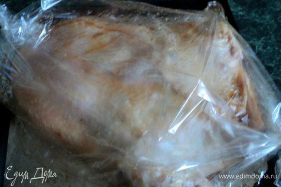 Запаковать курицу в рукав для запекания и в духовку на 45 мин. при температуре 200 градусов.