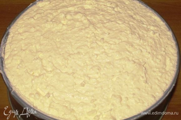 Выложить творожный крем на бисквитный корж .поставить торт в холодильник на 2-3 часа, чтобы крем полностью застыл.