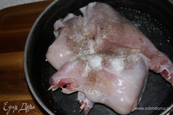 Кролика натрите солью,черным перцем. Сложите в чугунную или жаропрочную посуду(она должна быть с крышкой)