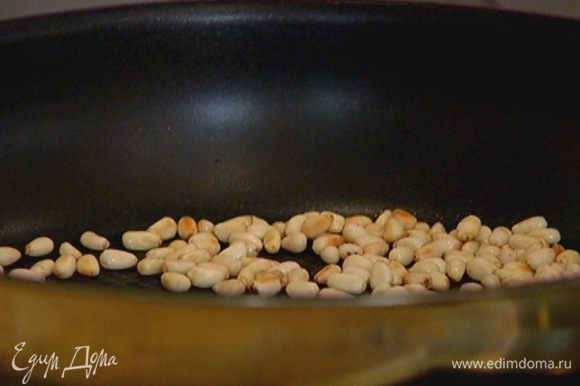 Кедровые орехи поджарить на сухой сковороде.