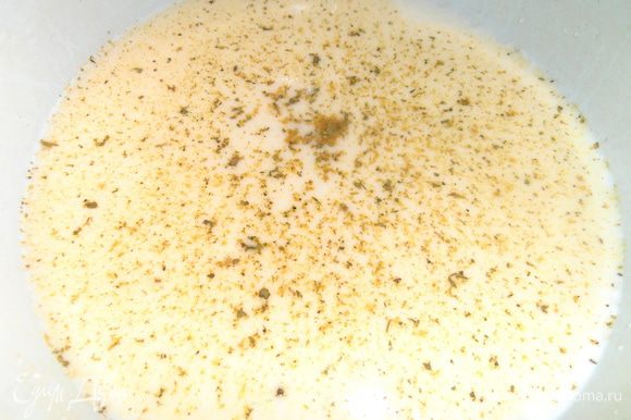 Переливаем сырную массу в кастрюлю,добавляем кипяток (часть испарится при варке). Можно и меньше воды,тогда получится гуще и насыщеннее! Добавляем приправу или просто соль,перец по вкусу.
