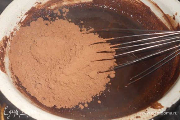В растопленный шоколад добавить какао и перемешать венчиком до однородной массы.