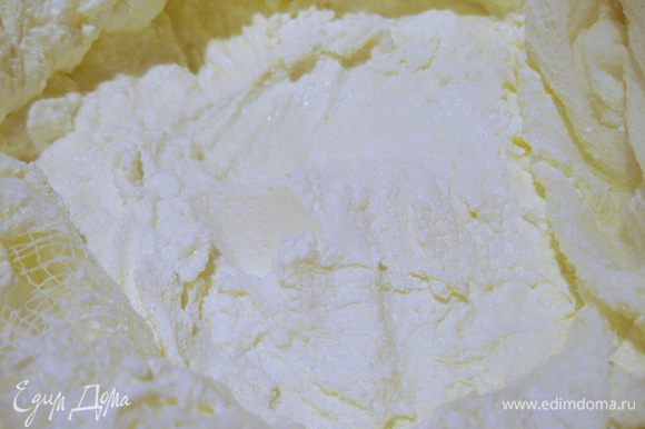 В итоге мы получаем однородную, мягкую, нежную и очень вкусную сырную массу со сливочно-йогуртовым вкусом.