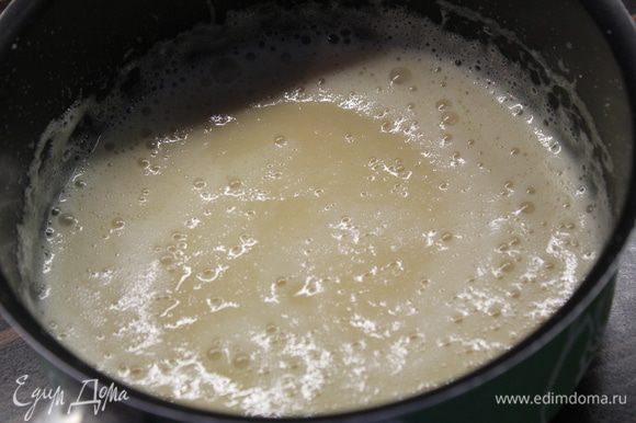Тем временем в остывший карамельный сироп добавьте яйца и муку, размешайте миксером до однородности.
