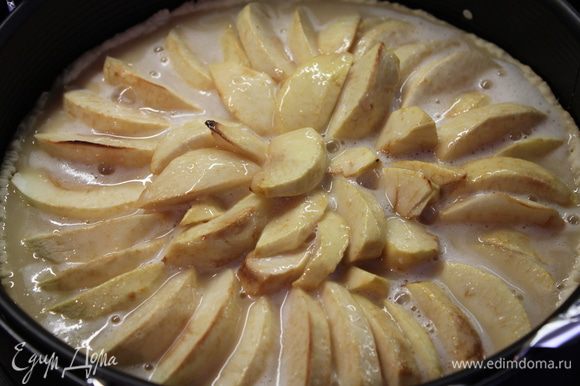 Вылейте смесь на горячий корж с яблоками и выпекайте дальше при 170 градусах 40 минут, или пока заливка не уплотнится....