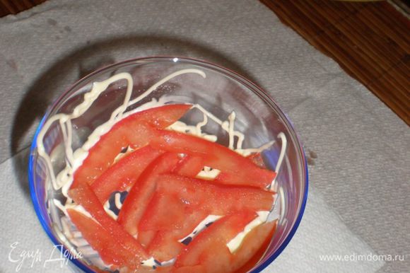 выкладываем помидоры и рисуем сетку майонезом