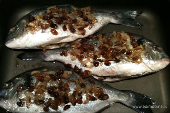 Нафаршировать рыбу луково-изюмной смесью, остаток смеси выложить сверху на рыбу...