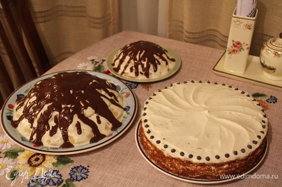 Вот такие у меня были тортики тем вечером - белый торт - это тортик с бисквитом на пиве от Евы (http://www.edimdoma.ru/retsepty/49626-tort-s-biskvitom-na-temnom-pive-so-spetsiyami-mussom-iz-maskarpone-i-apelsinovym-dzhemom) - так он мне понравился, что на "домашнее" отмечание дня рождения я снова сделала его ) гости были в восторге, когда уходили - отдавала кусочки торта еще с собой =))) Зато у меня еще был "Шишка"-младший=))