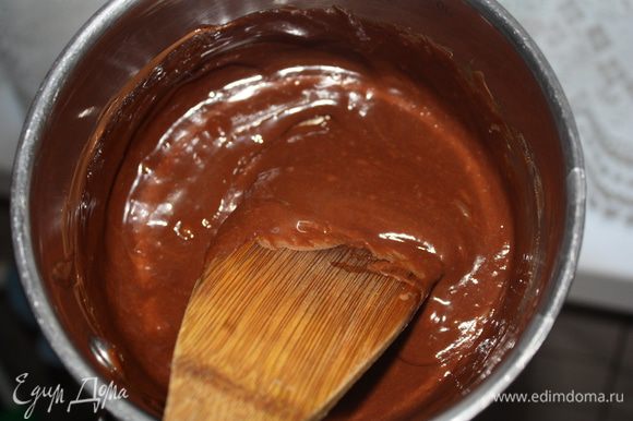 Отделить белки от желтков. Как только шоколад растопится,снять с огня, добавить желтки и быстро-быстро перемешать деревянной лопаткой.