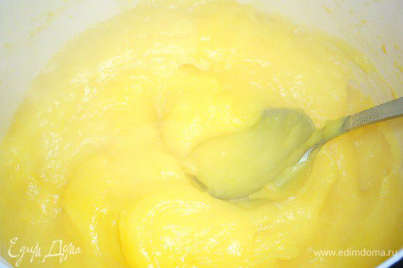 Апельсиново-лимонный курд: яйца смешиваем венчиком с сахаром и крахмалом в кастрюльке с толстым дном, добавляем апельсиновый сок и ставим на очень медленный огонь. Варим, постоянно помешивая (!!!), пока курд не загустеет и не начнет булькать. Снимаем с огня, добавляем цедру и масло, тщательно перемешиваем, накрываем пищевой пленкой и оставляем остывать при комнатной температуре.