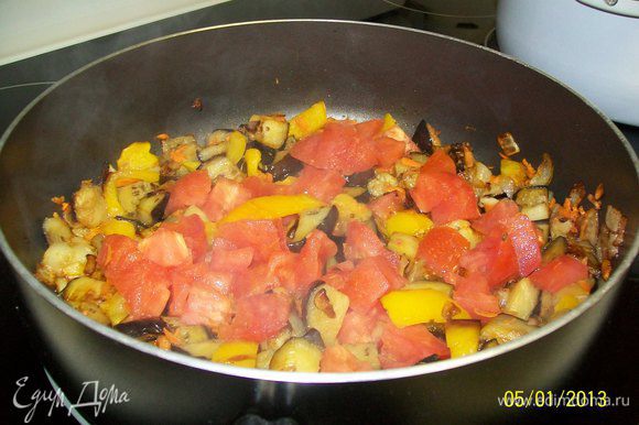 порезать помидоры крупными кубиками и отправить в сковороду к остальным овощам...когда момидоры слегка помягчают - вылить баночку порезанных томптов в соусе с итальянскими травками