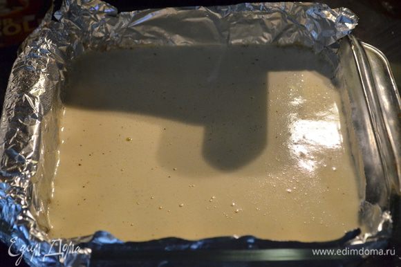 Достанем готовую основу (crust) из духовки.Выложим начинку на горячую основу и поставим обратно в духовку на 23 мин. 180 гр.