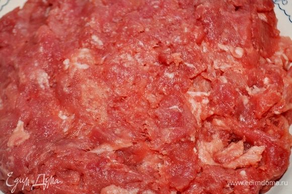 Свинину нарезать на куски (мясо нужно брать пожирнее) и пропустить через мясорубку.