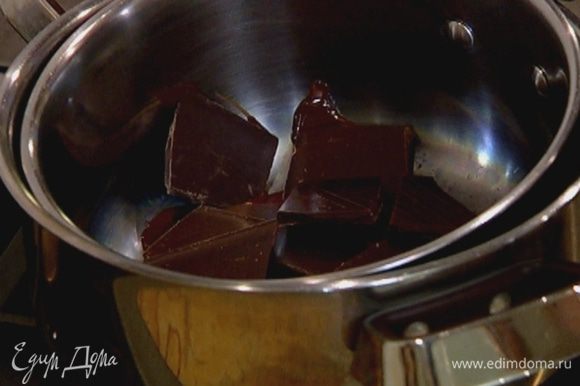 Шоколад поломать на кусочки и поместить в небольшую кастрюлю.